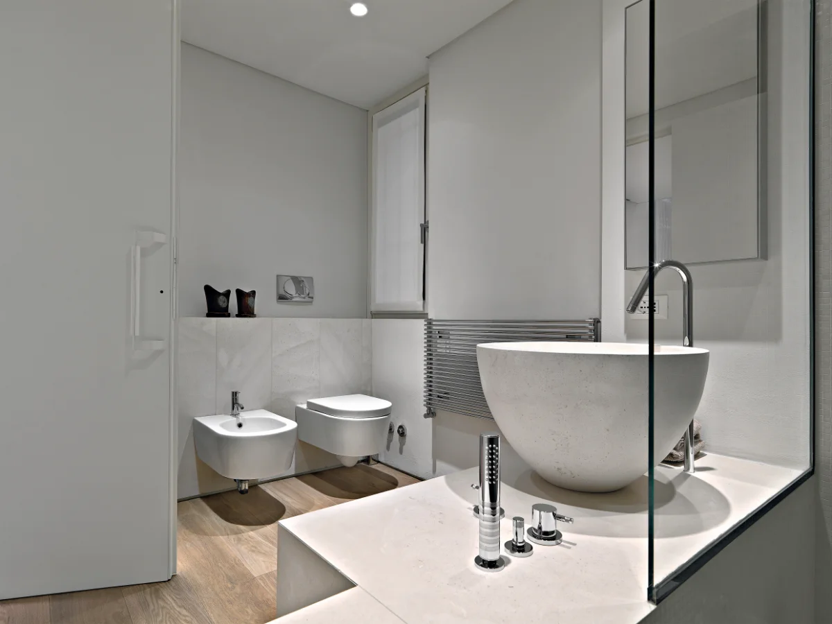 Modernes Badezimmer mit hochwertigen Sanitäranlagen